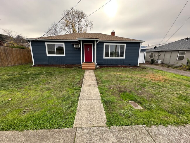 Primary Photo - Newly Remodeled 3 bedroom house in Roseburg