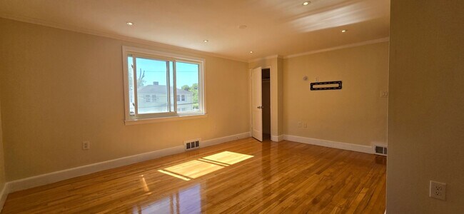 Building Photo - 84 Gladeside Ave