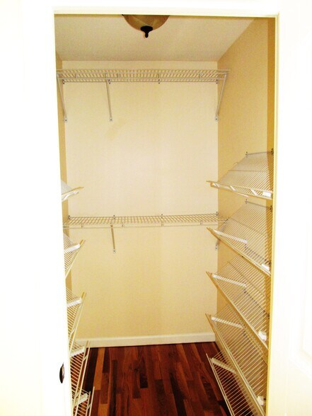 Building Photo - 1830 Lower Ridgewood Blvd