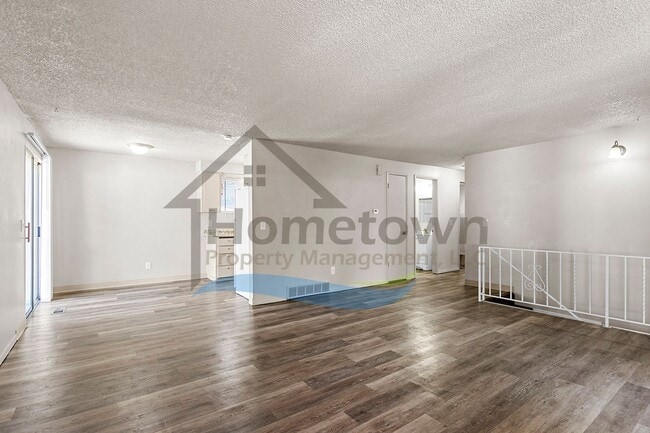 Building Photo - Large 4 Bedroom 2 Bathroom Home with Off S...