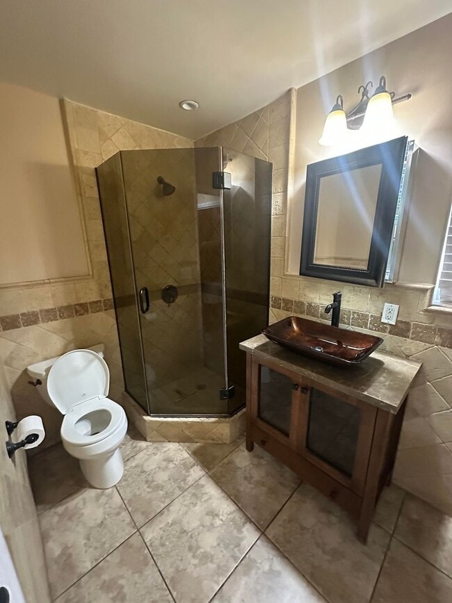 Building Photo - Wonderful 4-bed/3-bath gated home in Azusa.