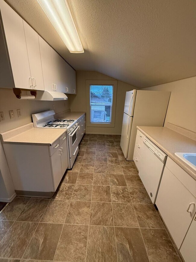 Building Photo - Camas - 2 Bedroom, 1.5 Bath with Large Detached Garage and EV Charging!