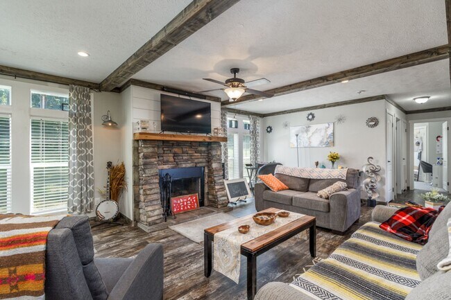 Building Photo - Updated Modern 3 Bedroom Manufactured Home!