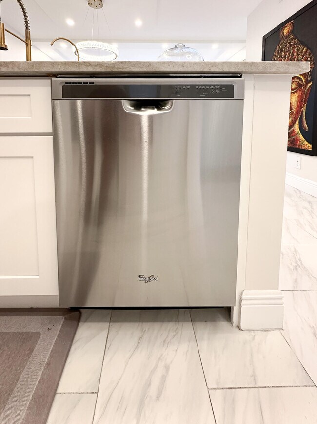 Building Photo - 4800 Bayview Dr