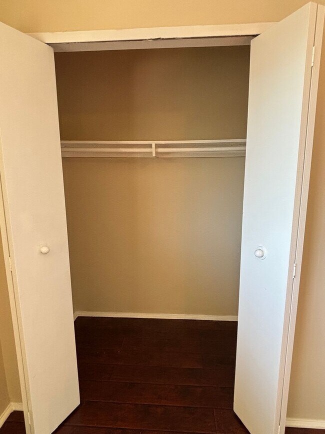 Building Photo - 2 bedroom 1 bath available now in East LA!