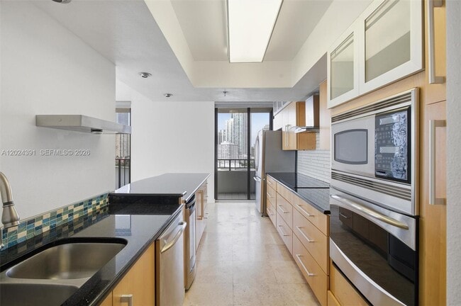 Building Photo - 520 Brickell Key Dr