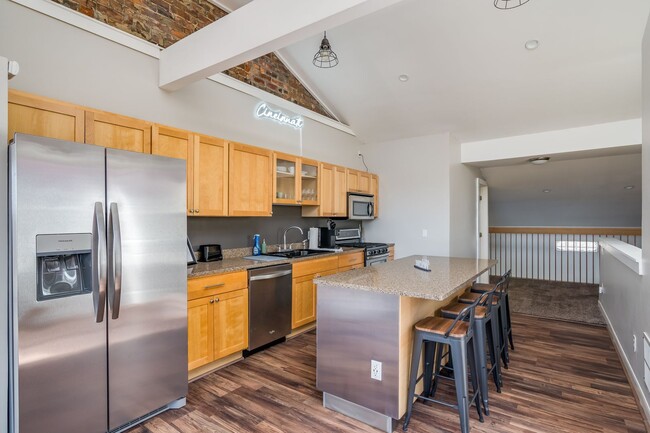 Building Photo - Urban Luxury with Stunning City Views – 2BR/2BA in Over-the-Rhine