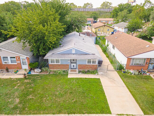 Building Photo - 3227 Nelson Ave