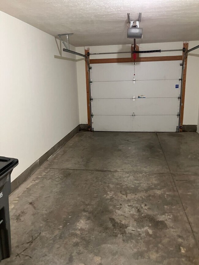Building Photo - Modern & Spacious 2-Bedroom Ranch Condo – ...