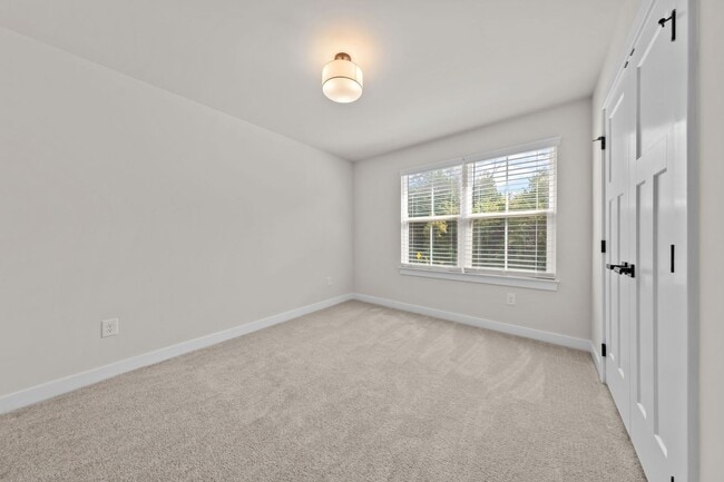 Building Photo - Luxurious 4-bed