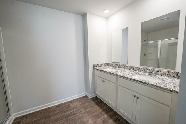 Building Photo - AVAILABLE NOW!