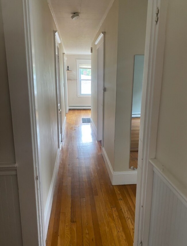 Building Photo - Lovely Brighton 4-bed, 2-bath Townhouse Near BC