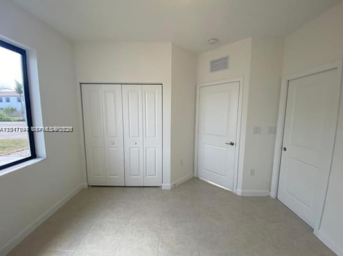 Building Photo - 575 NE 208th Ter