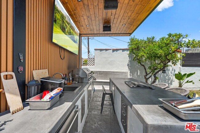Building Photo - 3871 Roxton Ave