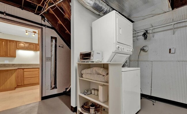 Building Photo - 4852 Lila Dr