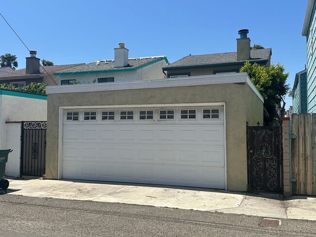 Building Photo - Huntington Beach Home