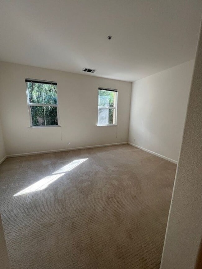 Building Photo - Gorgeous 3 Bed/3 Bath Home in Peaceful Community - Impeccably Maintained