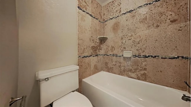 Building Photo - 36 Fairway Ln