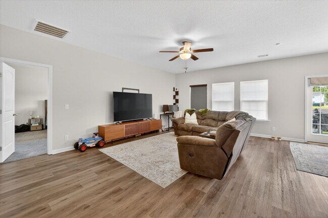 Building Photo - AVAILABLE MAY 2026  [PET FRIENDLY]