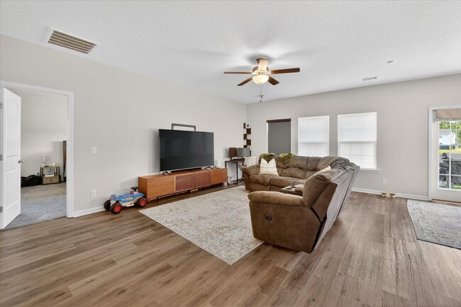 Building Photo - AVAILABLE NOW! (Pet Friendly)