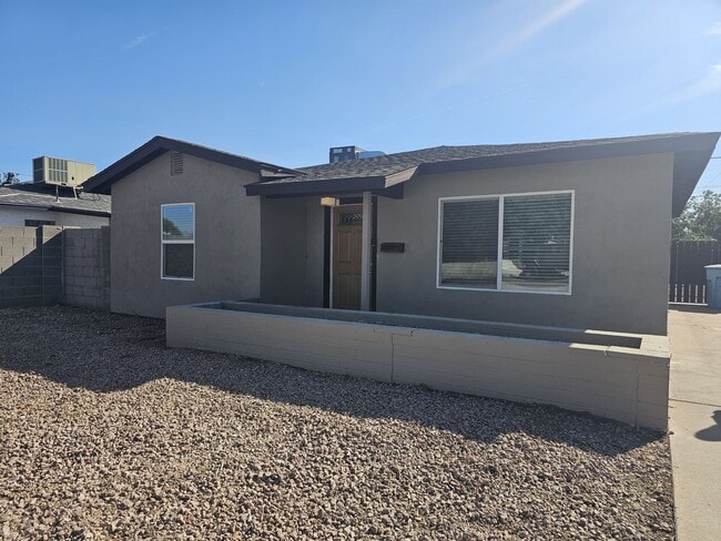 Primary Photo - Charming Home 3 bedrooms 1 bath Large Yard.