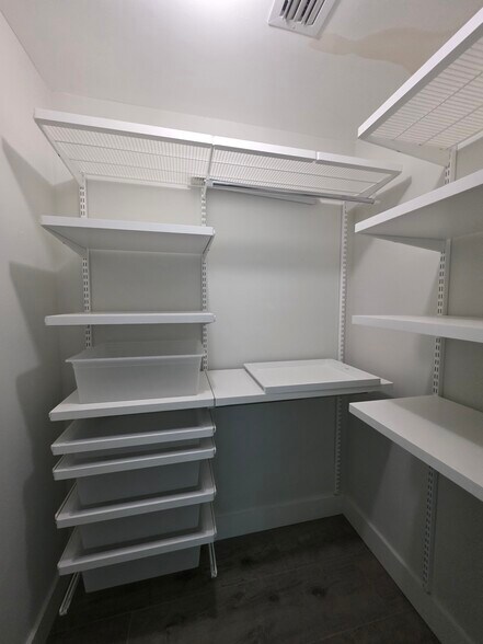 Building Photo - 950 Brickell Bay Dr