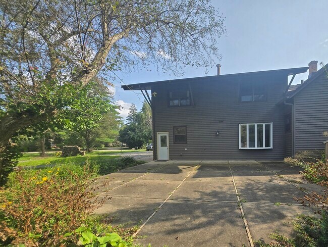 Building Photo - 2330 Coach Rd