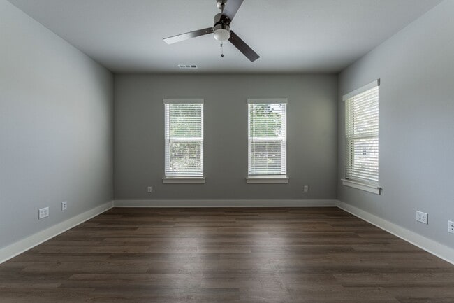 Building Photo - New 3 BR/3.5 BA home in Willow Bend