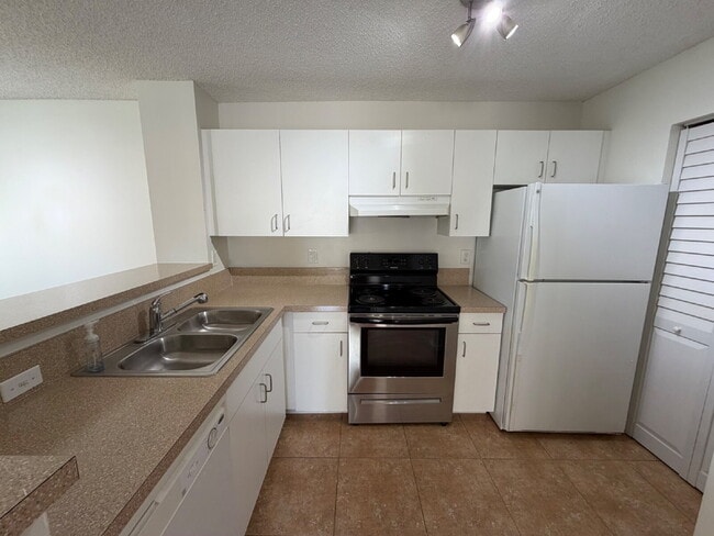Building Photo - End unit with private side entrance!