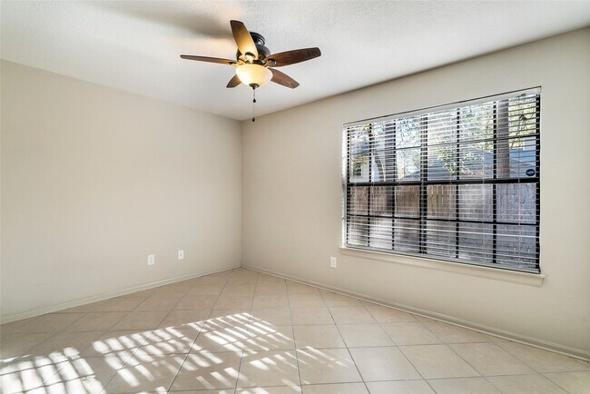 Building Photo - 2 Village Knoll Pl