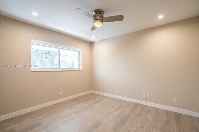 Building Photo - 2400 NE 26th St