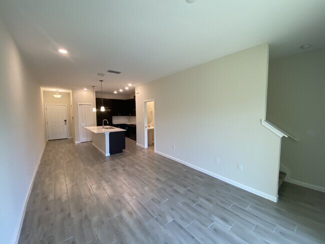 Building Photo - "Charming 3-Bedroom Oasis with 2.5 Baths i...