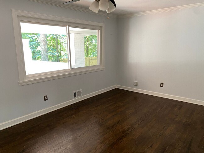 Building Photo - Amazing in town ranch awaits you!