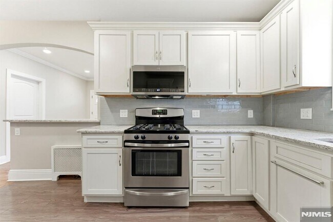 Building Photo - 113 Oak St