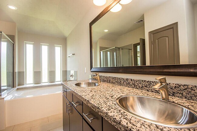 Building Photo - 63 Aventura Pl