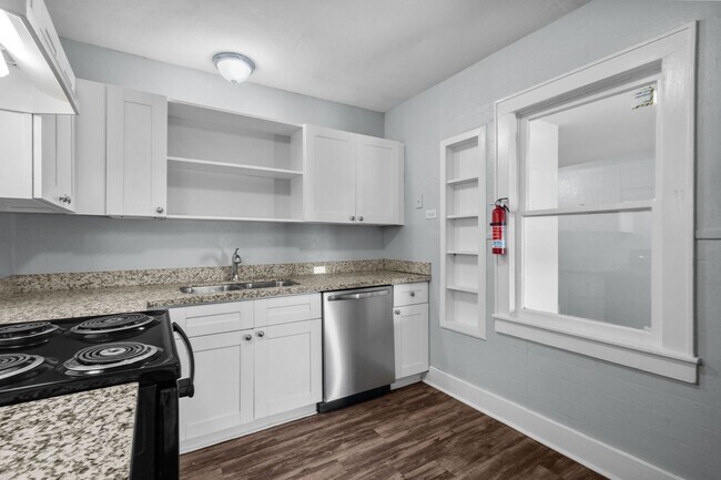Building Photo - Cozy 3 Bedroom, 1 Bath Home - Spacious Liv...