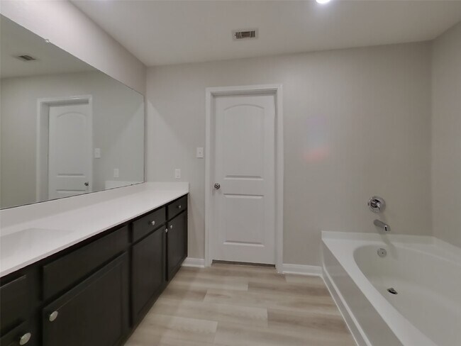 Building Photo - 23020 Shakespeare Dr