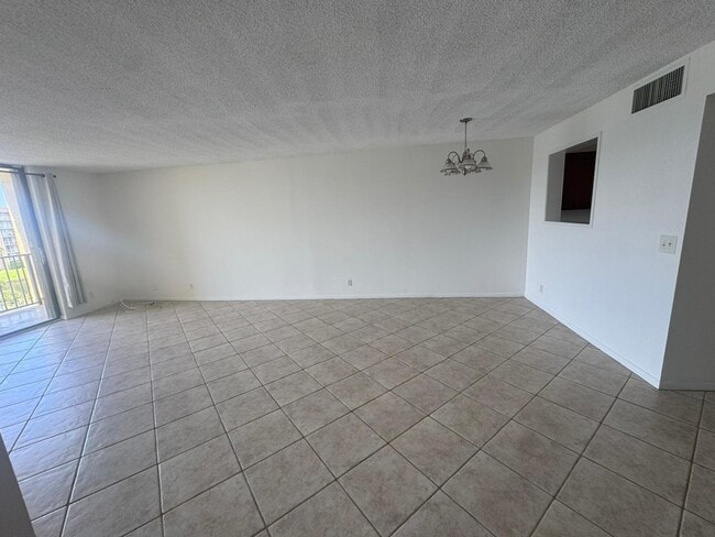 Building Photo - 2828 Tennis Club 502 Dr