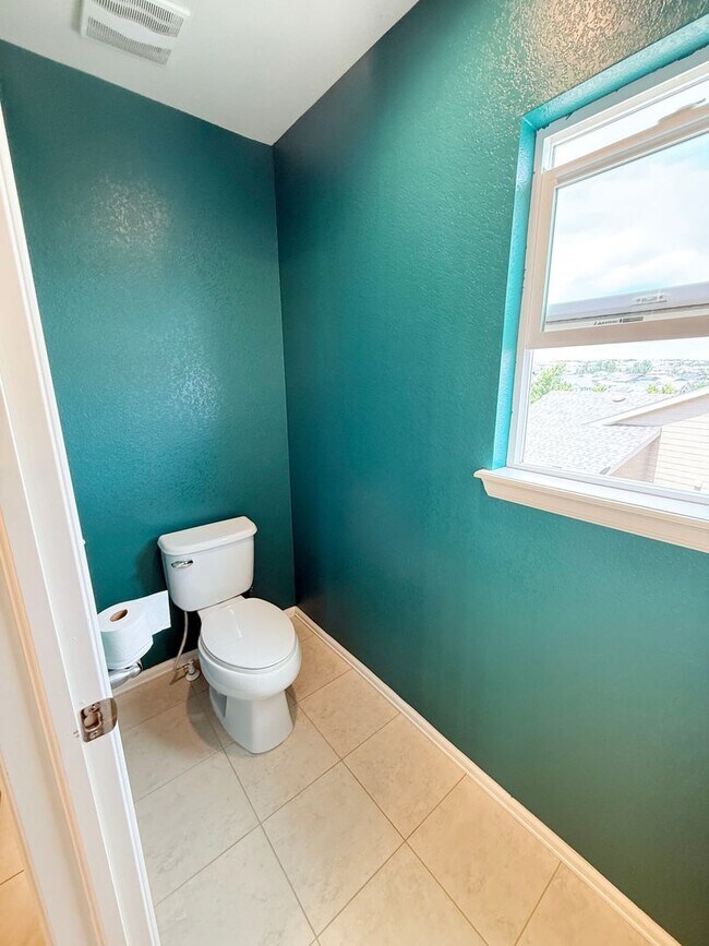 Building Photo - Amazing large 2-Story with open floor plan...