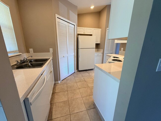 Building Photo - 3 Bedroom 2 Bath Duplex