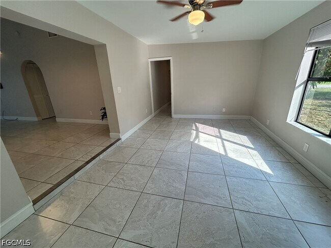 Building Photo - 701 SW 9th Ave