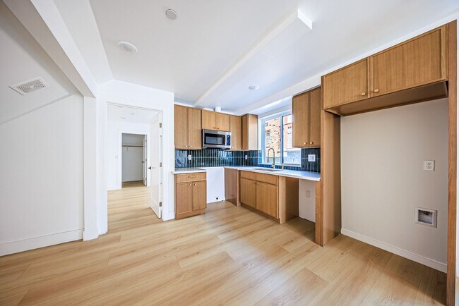 Building Photo - 1259 S Longwood Ave