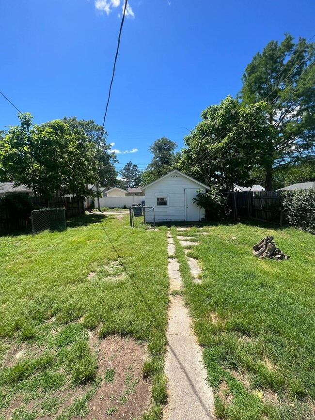 Building Photo - Cute 3 bedroom / 1 bathroom house with fen...