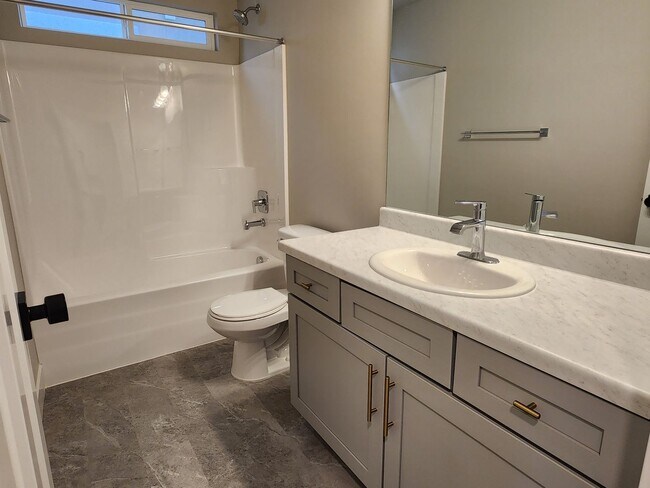 Building Photo - Newer 3 Bd 2.5 Ba Townhome in Herriman