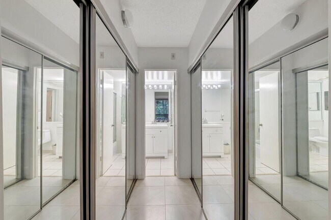 Building Photo - 600 Egret Cir