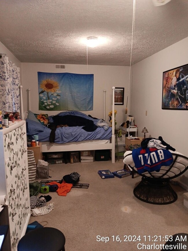 Building Photo - 2027-2028 Heart of the UVA Area 5 Bdrm / 2 Bath PARKING INCLUDED