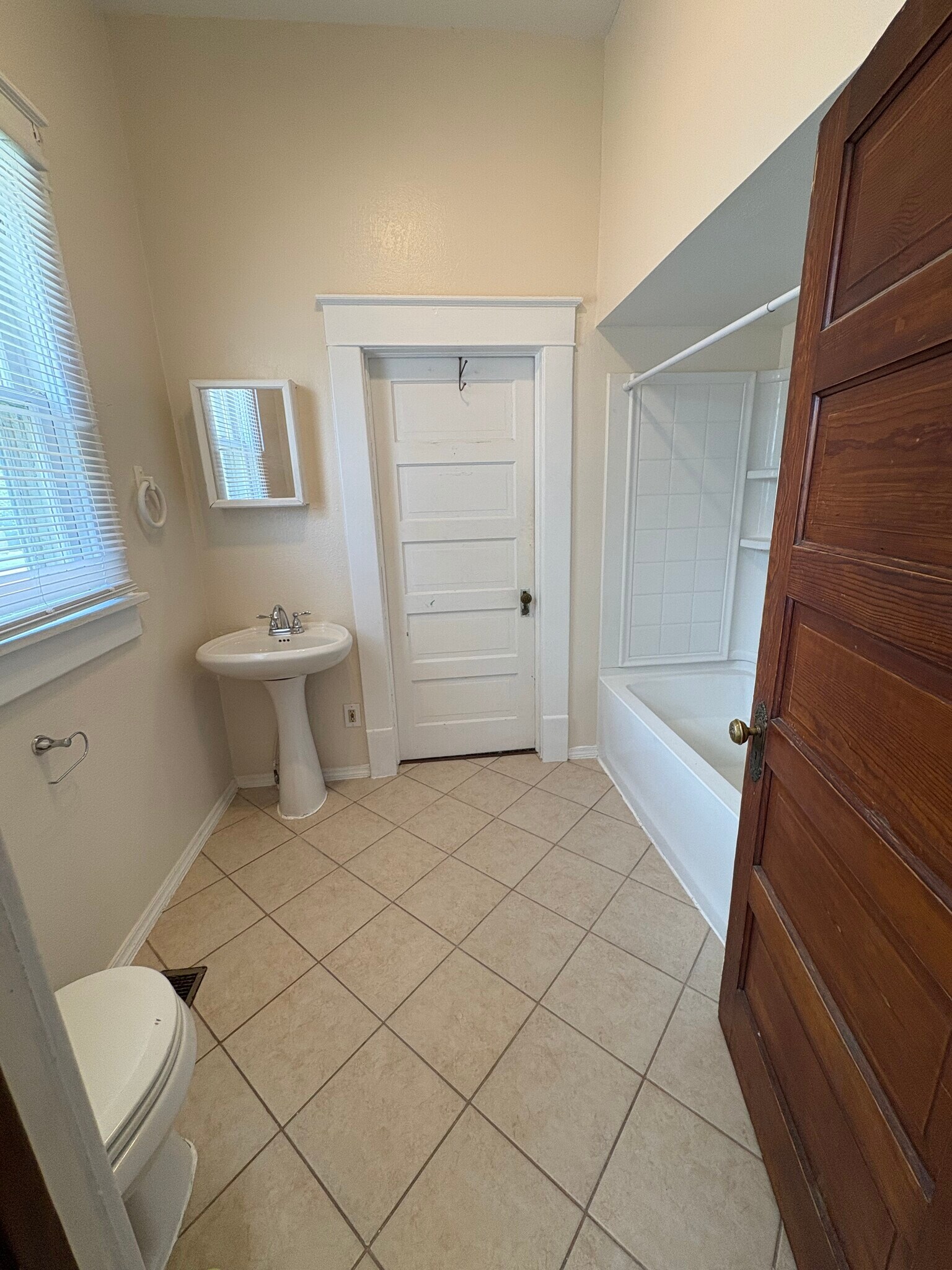 Bathroom - 538 N Aydelotte Ave
