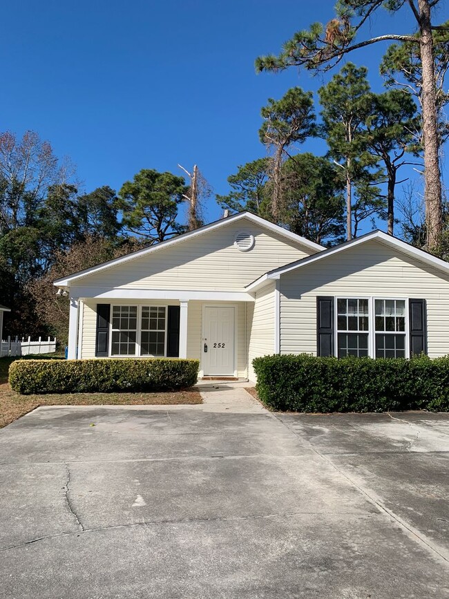 Primary Photo - 3 Bedroom 2 Bath House on Victory Gardens ...