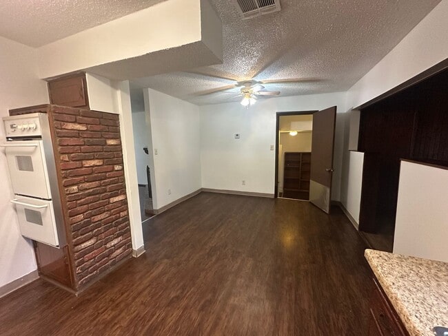 Building Photo - 4 Bed, 2 Bath, 2 dInng, 2 Living