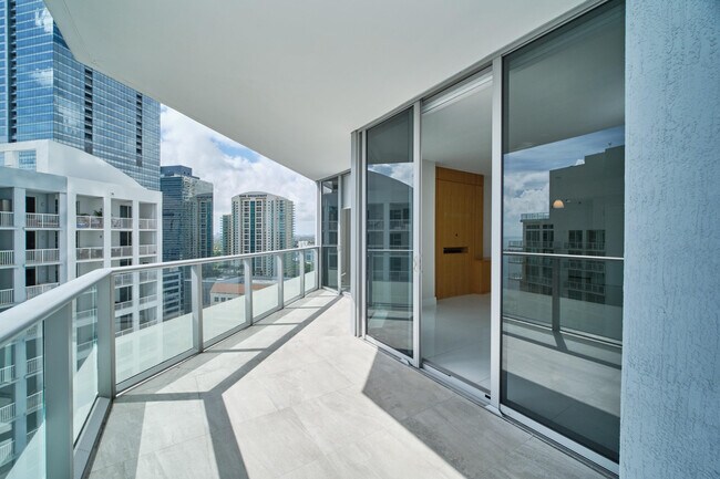 Building Photo - 1300 Brickell Bay Dr